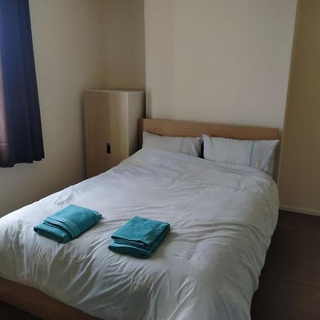 אדינבורו Self Catering 2 Bedroom Flat, Frequent Buses, 1-Minute Walk To Bus Stop, 20 Minutes To City Center מראה חיצוני תמונה