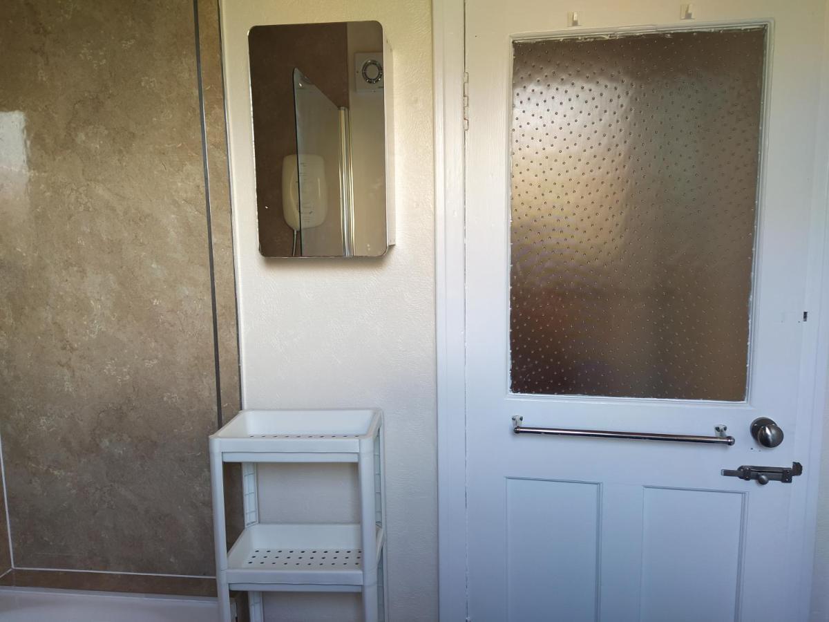 אדינבורו Self Catering 2 Bedroom Flat, Frequent Buses, 1-Minute Walk To Bus Stop, 20 Minutes To City Center מראה חיצוני תמונה