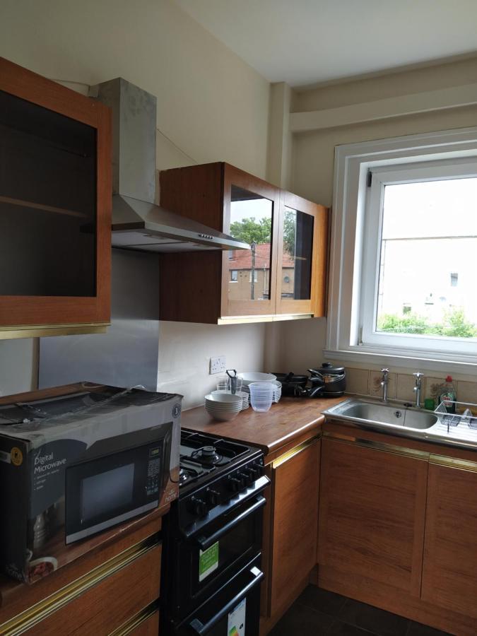 אדינבורו Self Catering 2 Bedroom Flat, Frequent Buses, 1-Minute Walk To Bus Stop, 20 Minutes To City Center מראה חיצוני תמונה