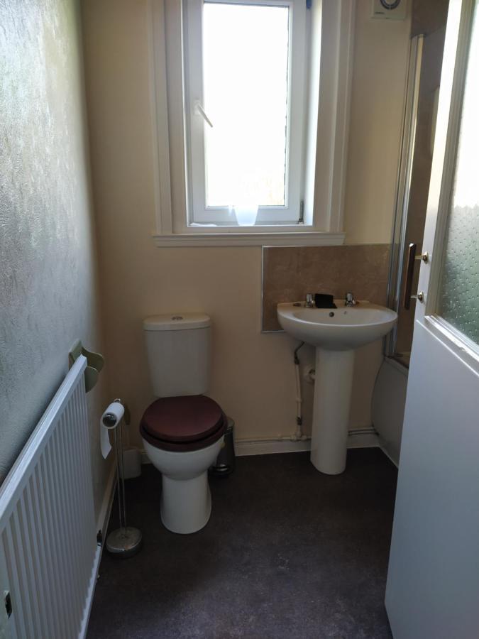 אדינבורו Self Catering 2 Bedroom Flat, Frequent Buses, 1-Minute Walk To Bus Stop, 20 Minutes To City Center מראה חיצוני תמונה