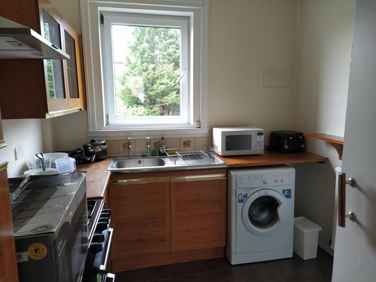 אדינבורו Self Catering 2 Bedroom Flat, Frequent Buses, 1-Minute Walk To Bus Stop, 20 Minutes To City Center מראה חיצוני תמונה