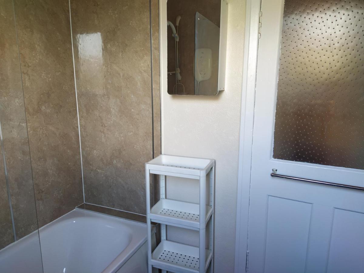 אדינבורו Self Catering 2 Bedroom Flat, Frequent Buses, 1-Minute Walk To Bus Stop, 20 Minutes To City Center מראה חיצוני תמונה