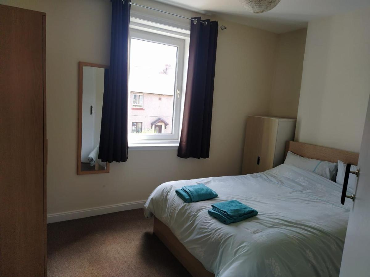 אדינבורו Self Catering 2 Bedroom Flat, Frequent Buses, 1-Minute Walk To Bus Stop, 20 Minutes To City Center מראה חיצוני תמונה