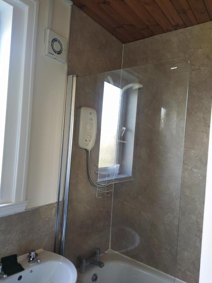 אדינבורו Self Catering 2 Bedroom Flat, Frequent Buses, 1-Minute Walk To Bus Stop, 20 Minutes To City Center מראה חיצוני תמונה