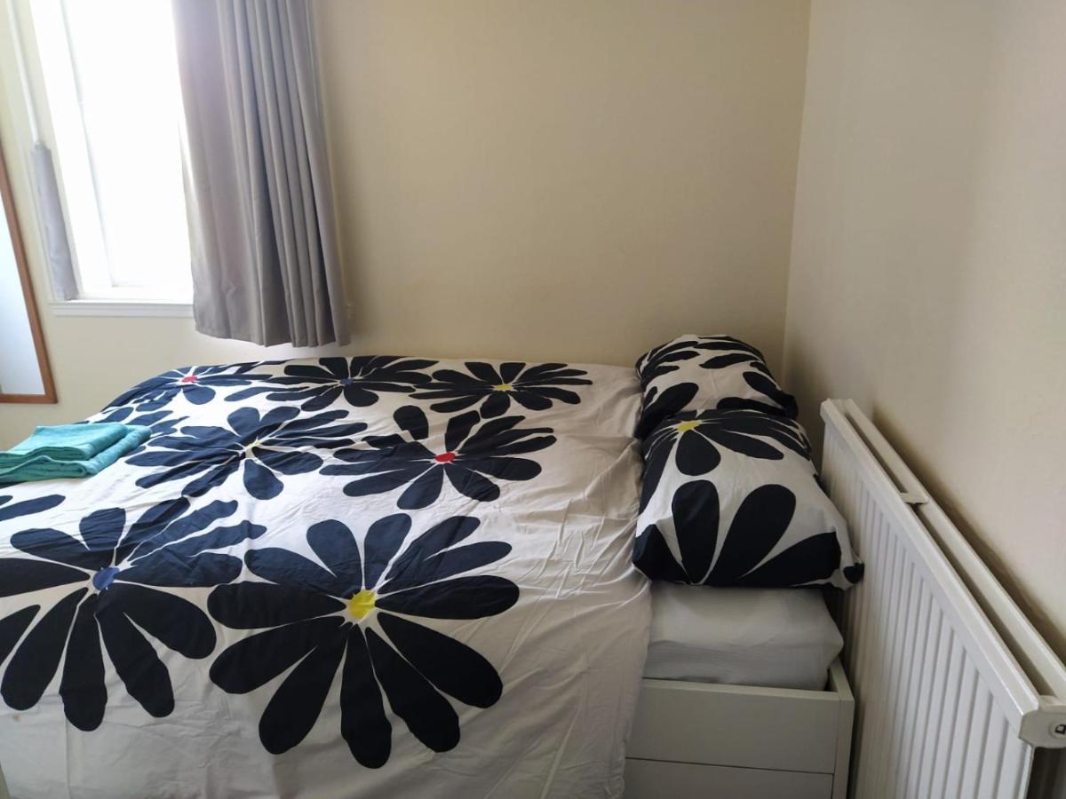 אדינבורו Self Catering 2 Bedroom Flat, Frequent Buses, 1-Minute Walk To Bus Stop, 20 Minutes To City Center מראה חיצוני תמונה