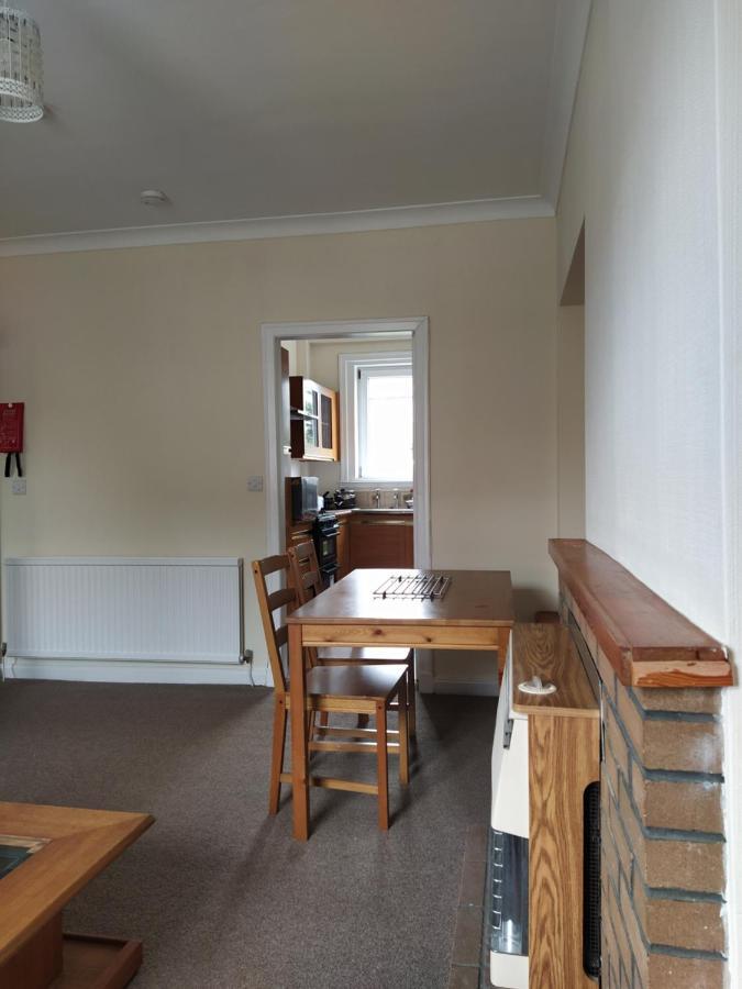 אדינבורו Self Catering 2 Bedroom Flat, Frequent Buses, 1-Minute Walk To Bus Stop, 20 Minutes To City Center מראה חיצוני תמונה