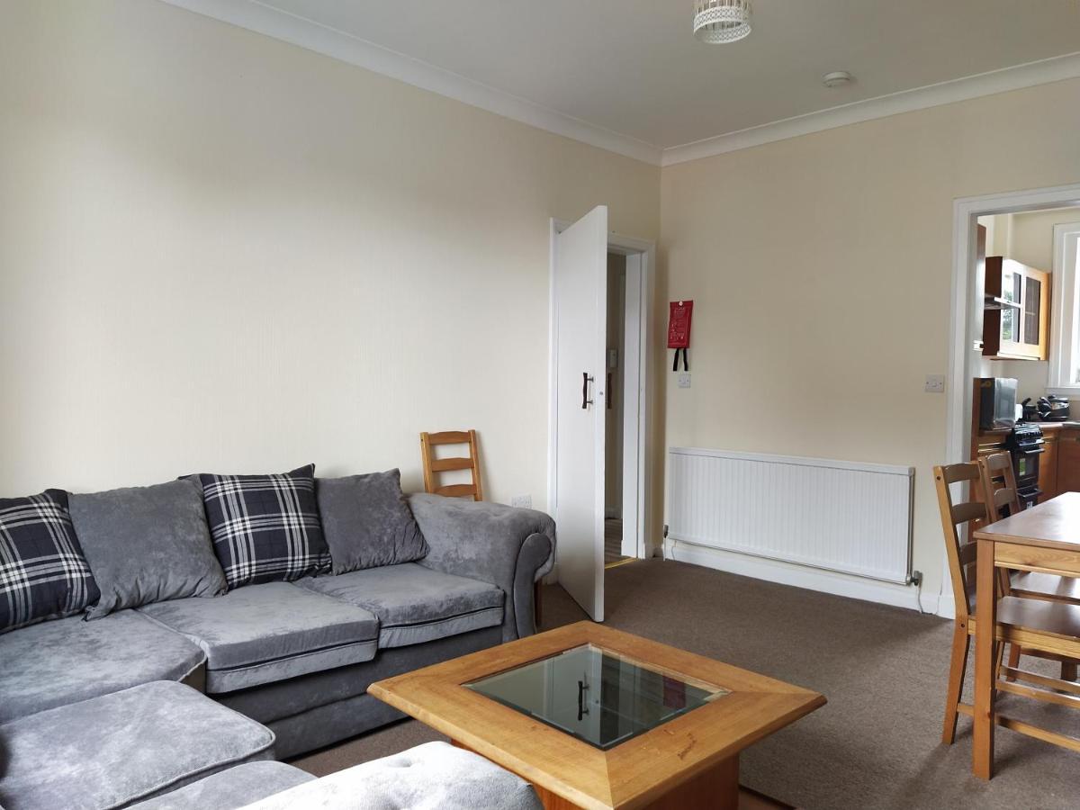 אדינבורו Self Catering 2 Bedroom Flat, Frequent Buses, 1-Minute Walk To Bus Stop, 20 Minutes To City Center מראה חיצוני תמונה